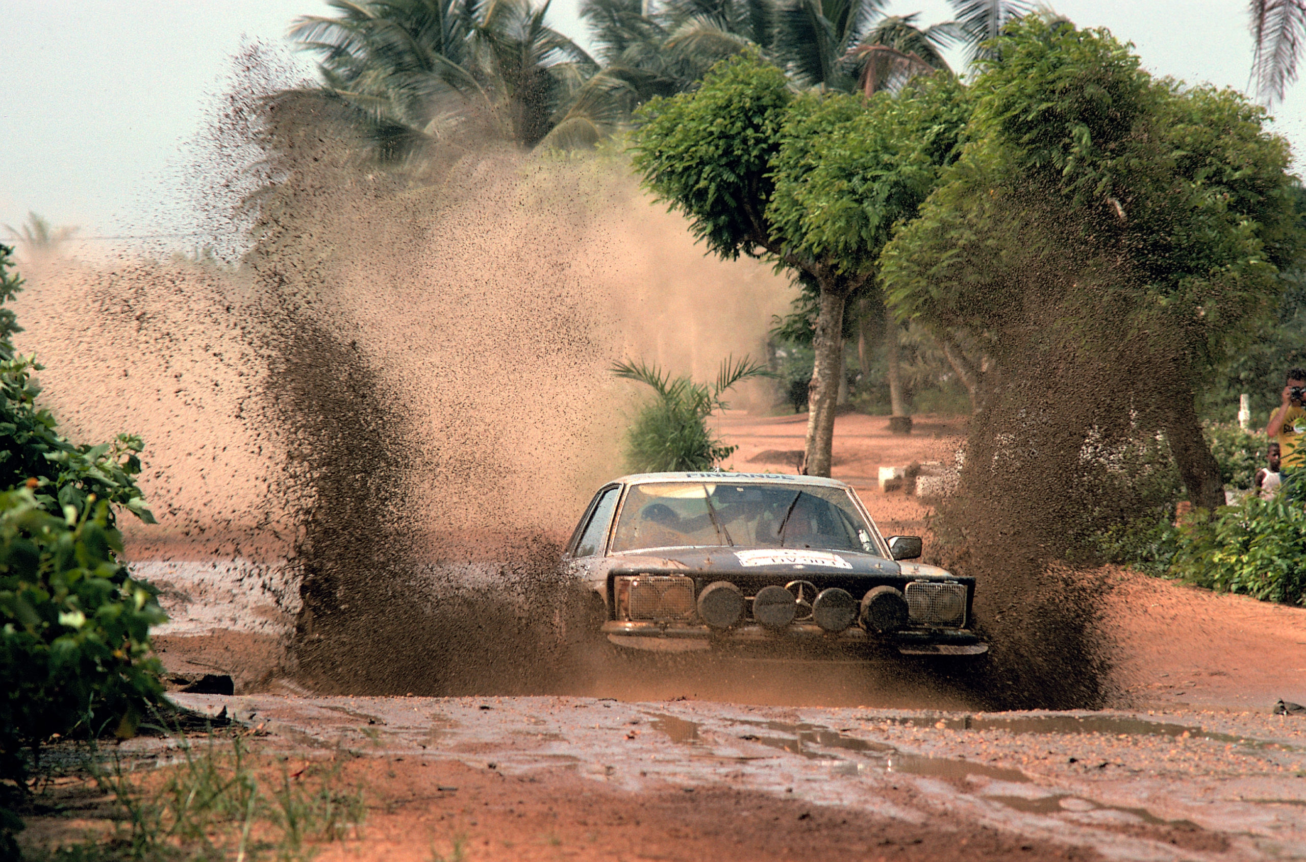 Hannu Mikkola's 450SLC ploughing through the Cote d’Ivoire