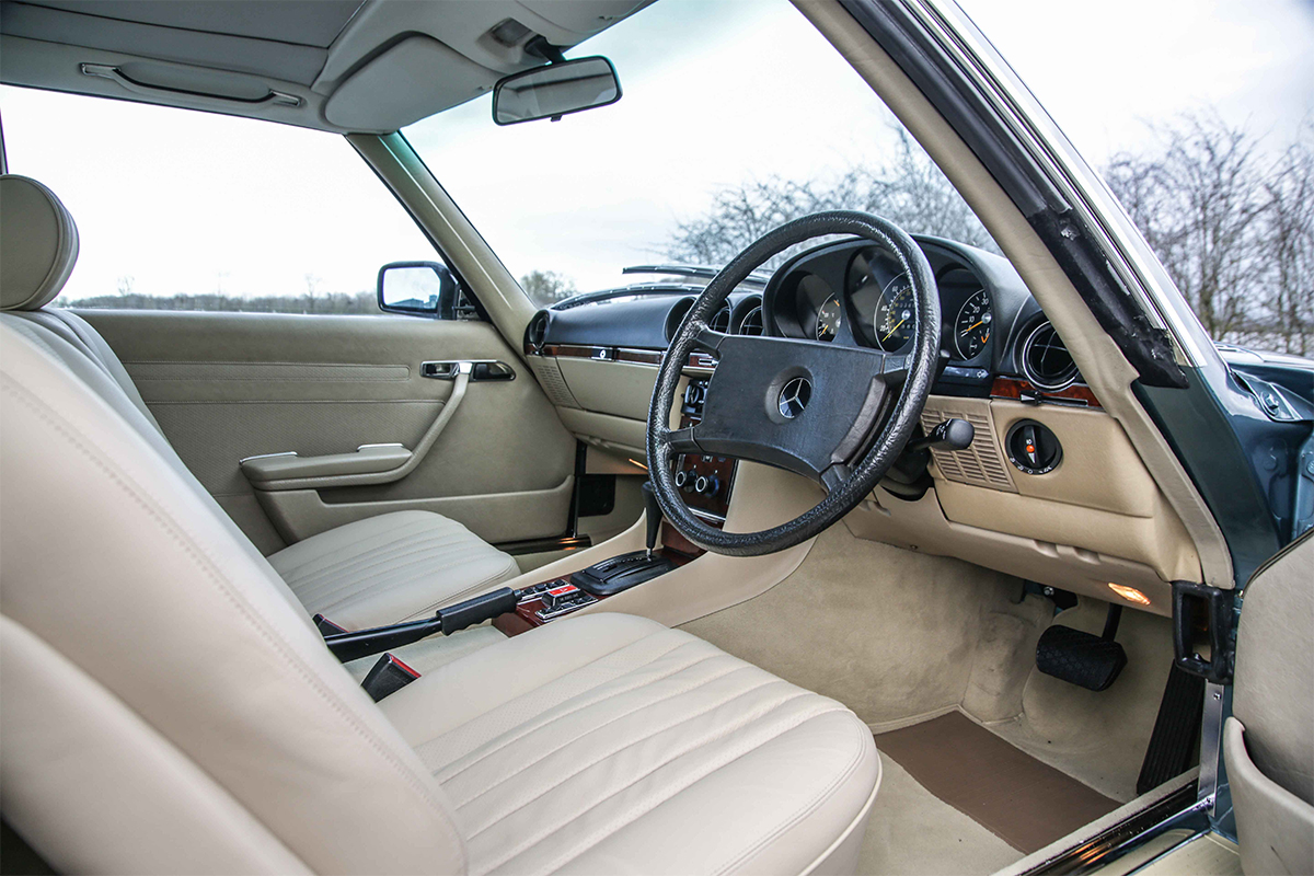 CLassic Mercedes SLC Interior