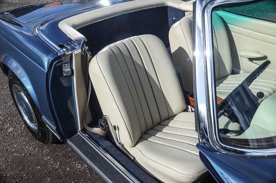 W113 280SL Pagoda Passenger seat without headrests.