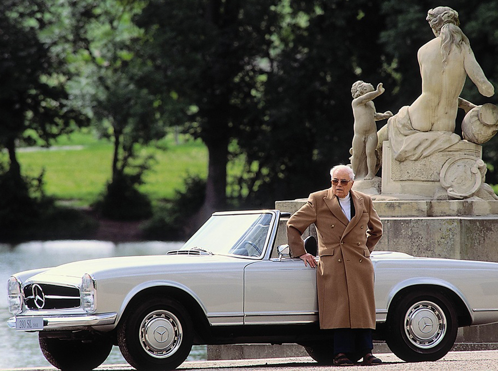 Bela Barenyi next to a W113 Mercedes SL Pagoda