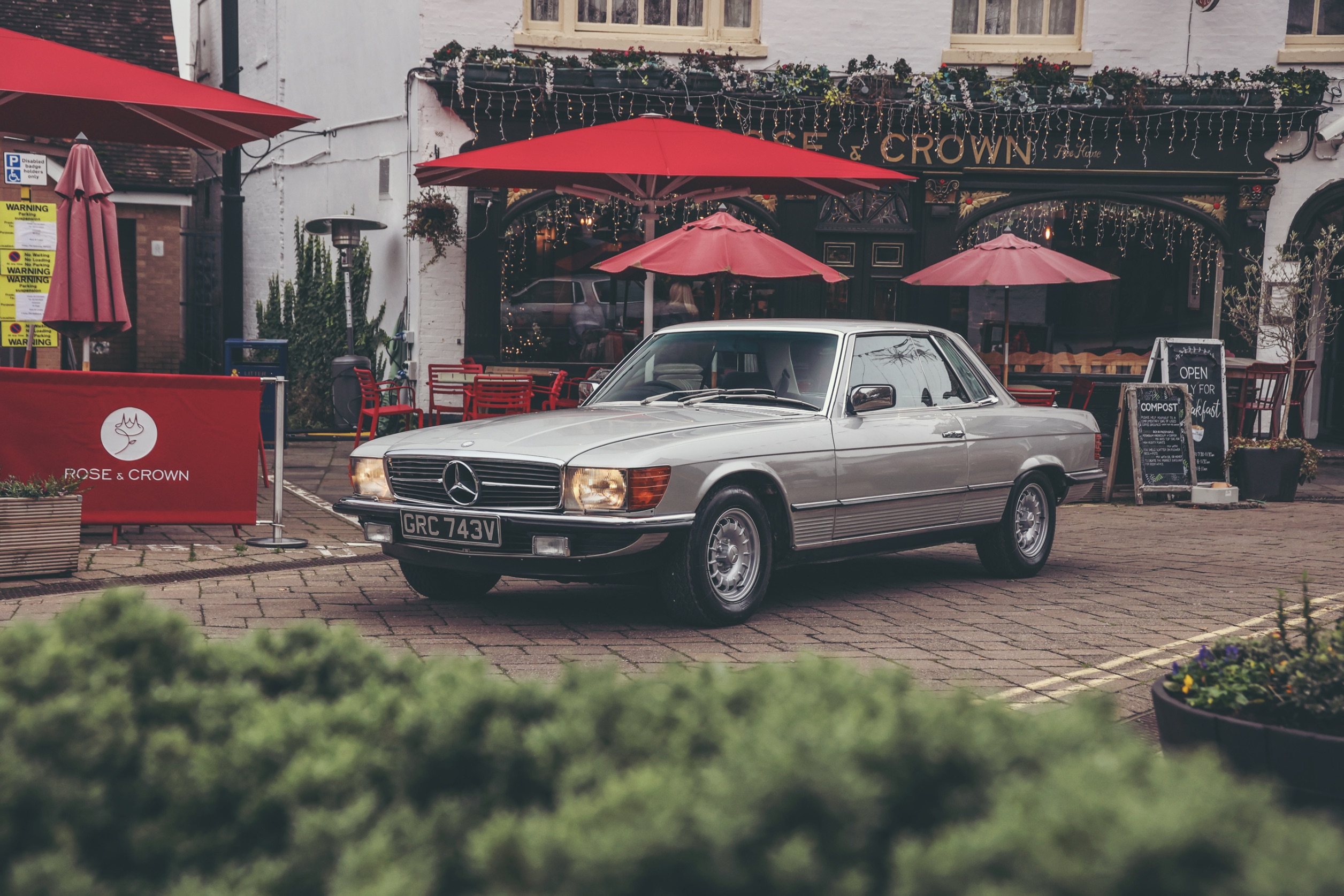 Mercedes 450SLC parked outside The Crown, Stratford-upon Avon.